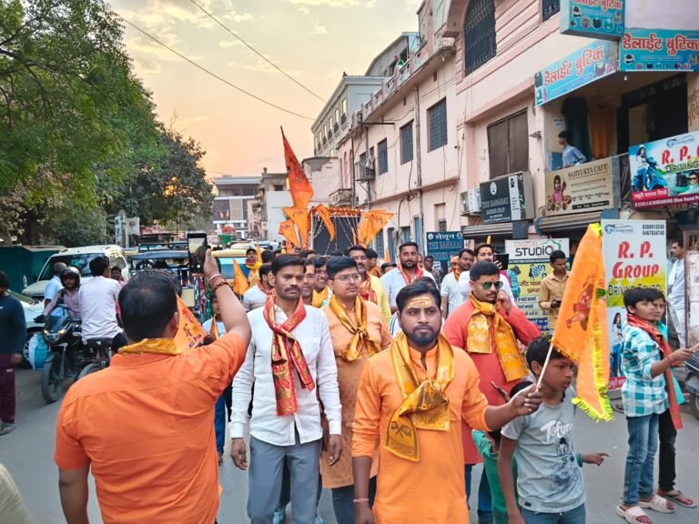 वनकटी  हनुमान स्थित श्रीराम मंदिर के पुजारी दिवाकर मिश्रा के नेतृत्व में निकली भव्य श्रीराम शोभायात्रा