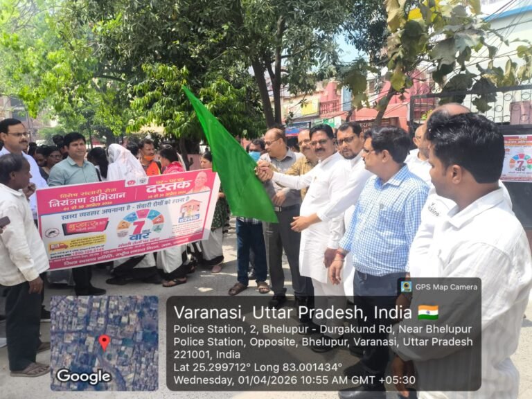 नगर महामंत्री अशोक पटेल ने एंटीलार्वा छिड़काव कर्मियों और फोगिंग मशीनों को हरी झंडी दिखाकर  किया रवाना