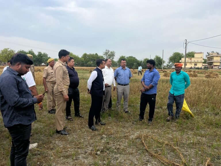 डीएम ने विकासखंड हरहुआ के ग्राम सभा मुर्दहा में क्रॉप कटिंग कराई