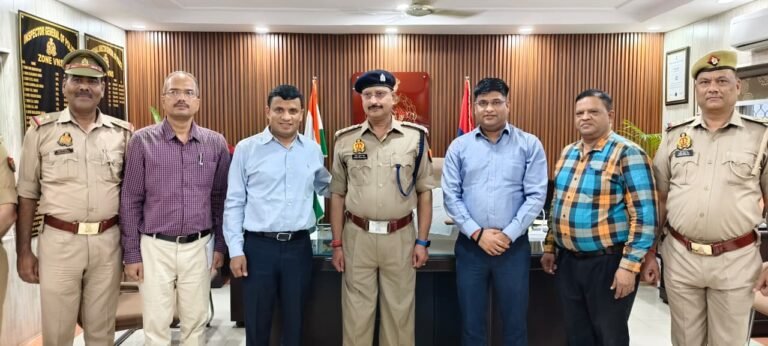 जोन कार्यालय में नियुक्त निरीक्षक श्री रुपेश कुमार सिंह को पुलिस उपाधीक्षक के पद पर पदोन्नति होने पर कंधों पर स्टार लगाकर दी गयी शुभकामनाएं