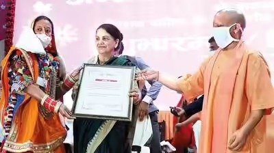 योगी सरकार की योजनाओं ने दूर की आर्थिक तंगी, ‘आत्मनिर्भरता’ की नई मिसाल बनीं गीता देवी