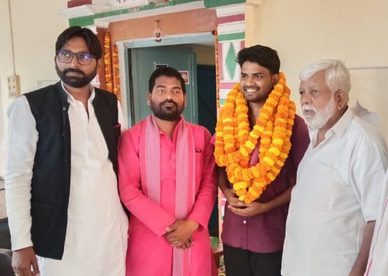 पूर्व राज्यमंत्री ने चयनित डिप्टी जेलर अमन प्रजापति को सम्मानित कर दिया बधाई