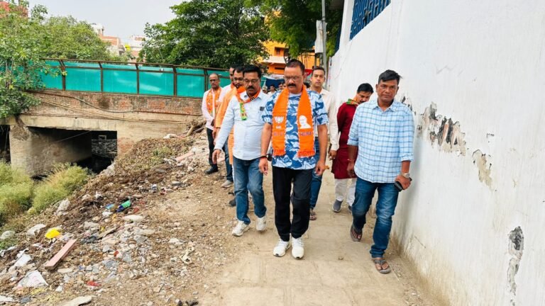 महापौर व नगर आयुक्त ने अस्सी-नगवां क्षेत्र में नालों की सफाई का लिया जायजा