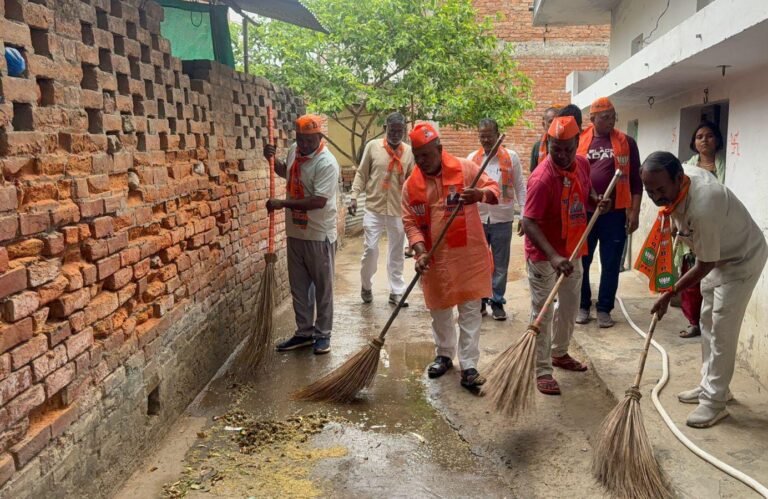 स्थापना दिवस पर अभियान के तहत एमएलसी ने झाड़ू लगाकर किया साफ सफाई