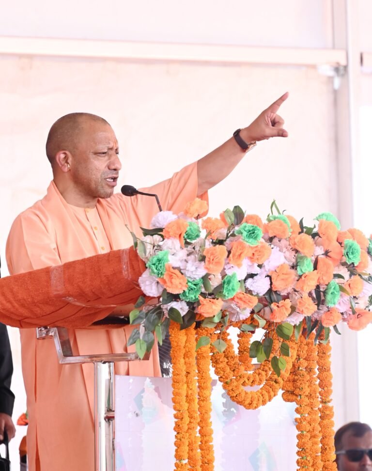 मुख्यमंत्री योगी आदित्यनाथ ने पश्चिम बंगाल के कांथी दक्षिण विधानसभा क्षेत्र में विशाल जनसभा को किया संबोधित