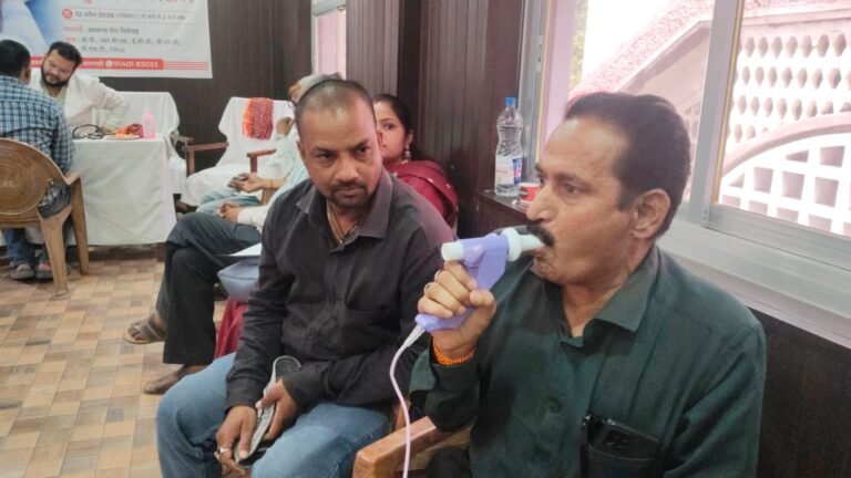 काशी पत्रकार संघ की ओर से आयोजित स्वास्थ्य शिविर में बड़ी संख्या में पहुंचे पत्रकार