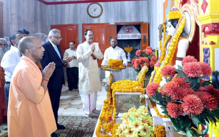 टाटा संस के चेयरमैन ने सीएम योगी के साथ किए गुरु गोरखनाथ के दर्शन