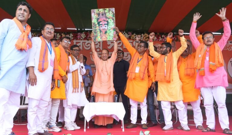 उत्तर प्रदेश के मुख्यमंत्री योगी आदित्यनाथ ने बाराबनी, रामपुरहाट व बोलपुर में जनसभाओं को संबोधित कर भाजपा प्रत्याशियों के लिए मांगे वोट