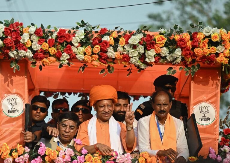 उत्तर प्रदेश के मुख्यमंत्री योगी आदित्यनाथ ने विधायक व बांकुड़ा से भाजपा प्रत्याशी नीलाद्रि शेखर दाना के लिए किया रोड शो
