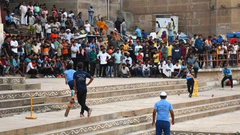 बनारस की गलियों में खोया कैनवस बॉल क्रिकेट का दौर