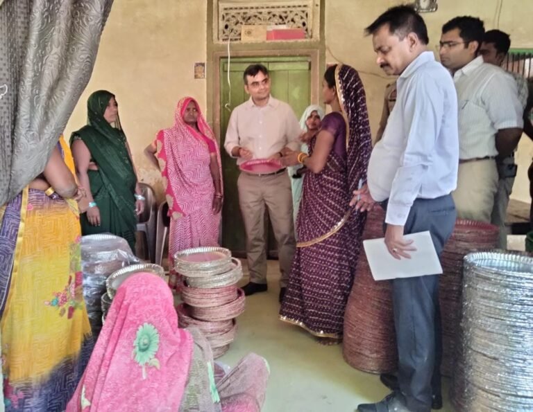 जिलाधिकारी व सीडीओ ने स्वयं सहायता समूह द्वारा संचालित दोना पत्तल निर्माण यूनिट का किया निरीक्षण