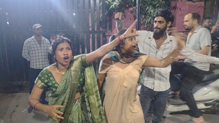 वाराणसी आपसी विवाद किशोर की हत्या परिजनों ने शव रखकर किया हंगामा ,पुलिस से नोकझोंक