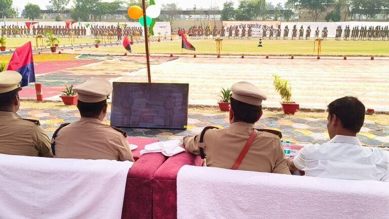 रिजर्व पुलिस लाइन बलिया में ‘दीक्षांत परेड समारोह 2025-26 का किया गया भव्य आयोजन, मुख्य अतिथि जिलाधिकारी बलिया श्री मंगला प्रसाद सिंह द्वारा ली गयी परेड की सलामी ।
