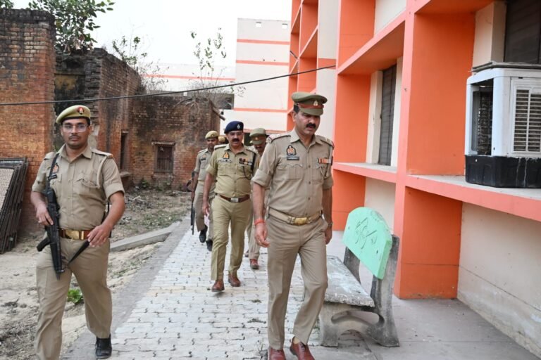 श्रीमान्  पुलिस अधीक्षक बलिया  द्वारा थाना सहतवार का किया गया औचक निरीक्षण तथा संबंधित को दिए गए आवश्यक दिशा निर्देश ।