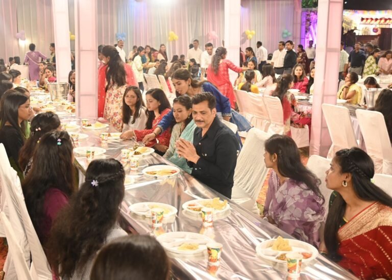 पुलिस आयुक्त वाराणसी श्री मोहित अग्रवाल के निर्देशन में रिजर्व पुलिस लाइन, वाराणसी में प्रशिक्षणरत महिला आरक्षियों की पासिंग आउट परेड के ग्रैंड रिहर्सल के उपरांत बड़ा खाना का किया गया आयोजन, साथ भोजन कर टीम भावना से किया गया प्रेरित ।