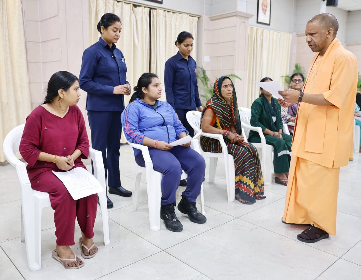 जनसेवा से दिन की शुरुआत, फिर कार्यकर्ता का दायित्व निभाने प. बंगाल निकले सीएम