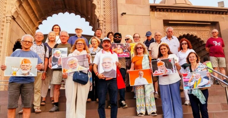 काशी घूमने आए स्पेन के पर्यटकों ने विकास के लिए किया पीएम मोदी का अभिनंदन